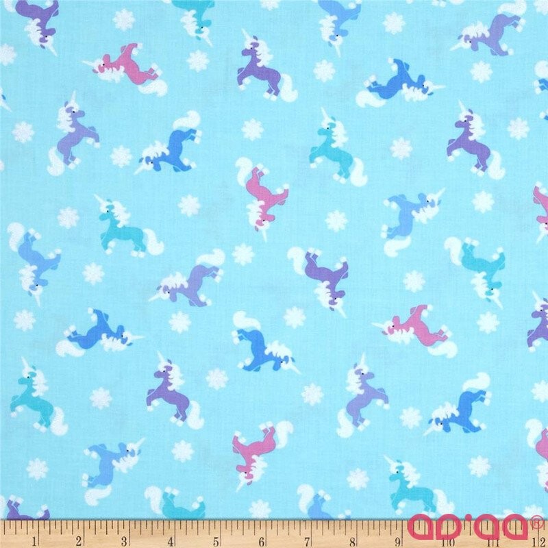 Tecido de Algodão Timeless Treasures com Unicórnios de Várias Cores em Fundo Azul Claro