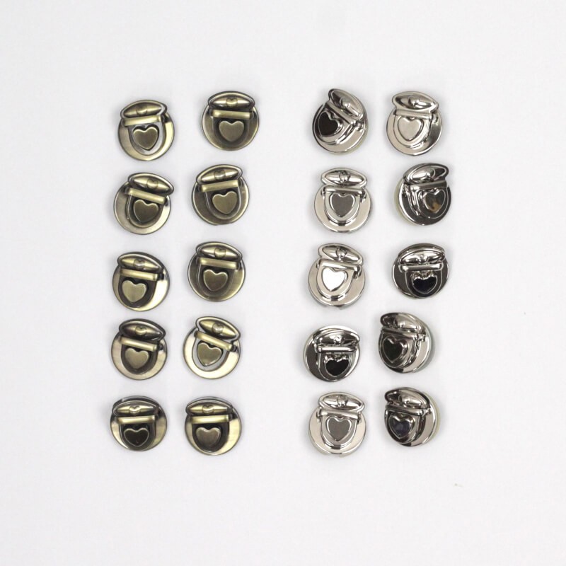 Conjunto de 20 Fechos da Escola com o Formato Coração