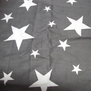 Tecido Algodão Com Estrelas Brancas de Vários Tamanhos em Fundo Cinza - Outlet