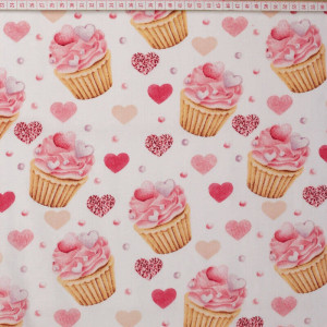 Tecido de Algodão com Cupcakes Rosa e Corações em Fundo Branco